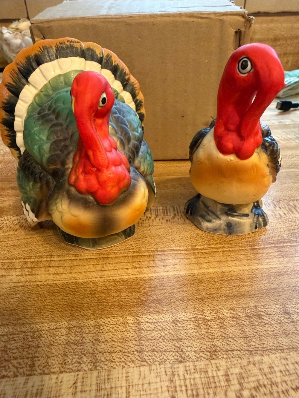 Ceramic Turkey salt and pepper set. Multi color. thanksgiving dinner